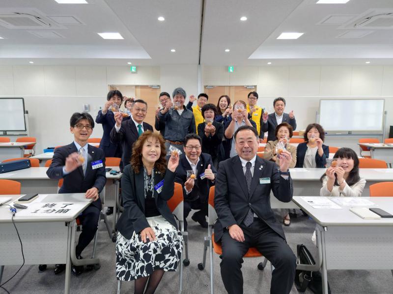 5月14日 モーニングセミナー集合写真 講師 吉見真一氏を囲んで