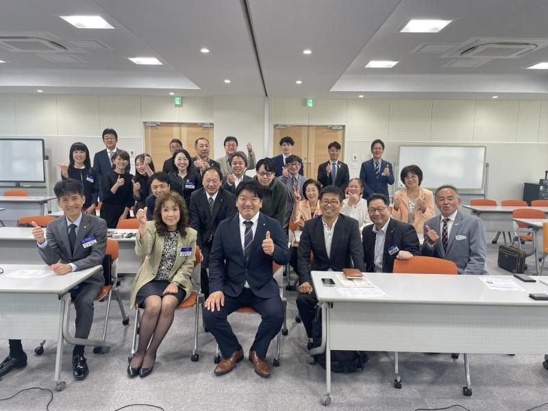 講師 山岸充孝氏 を囲んで 集合写真