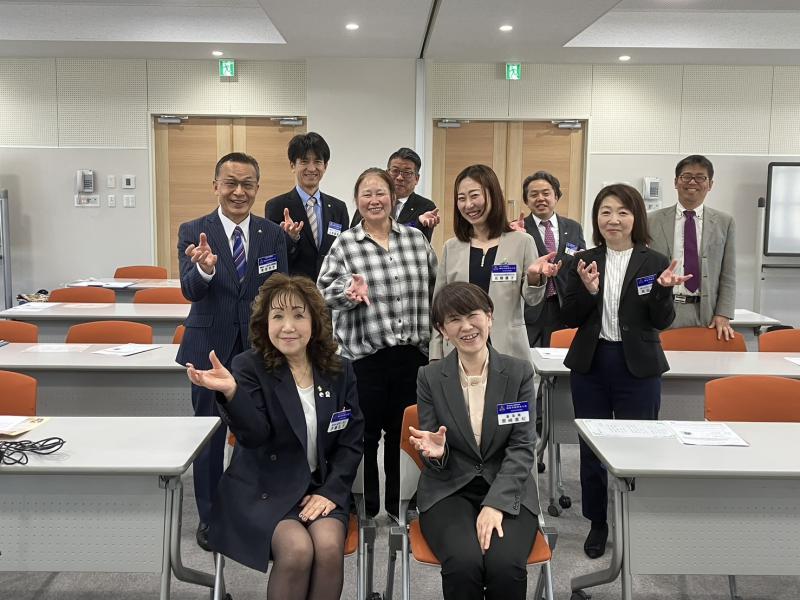 講師 栗崎真紀氏を囲んで モーニングセミナー集合写真